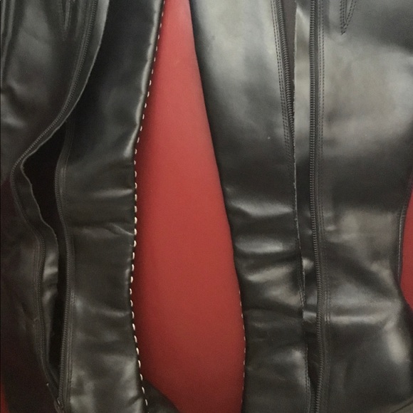 UGC- leather 👢boots. Great with any attire.🌺 - Picture 4 of 7